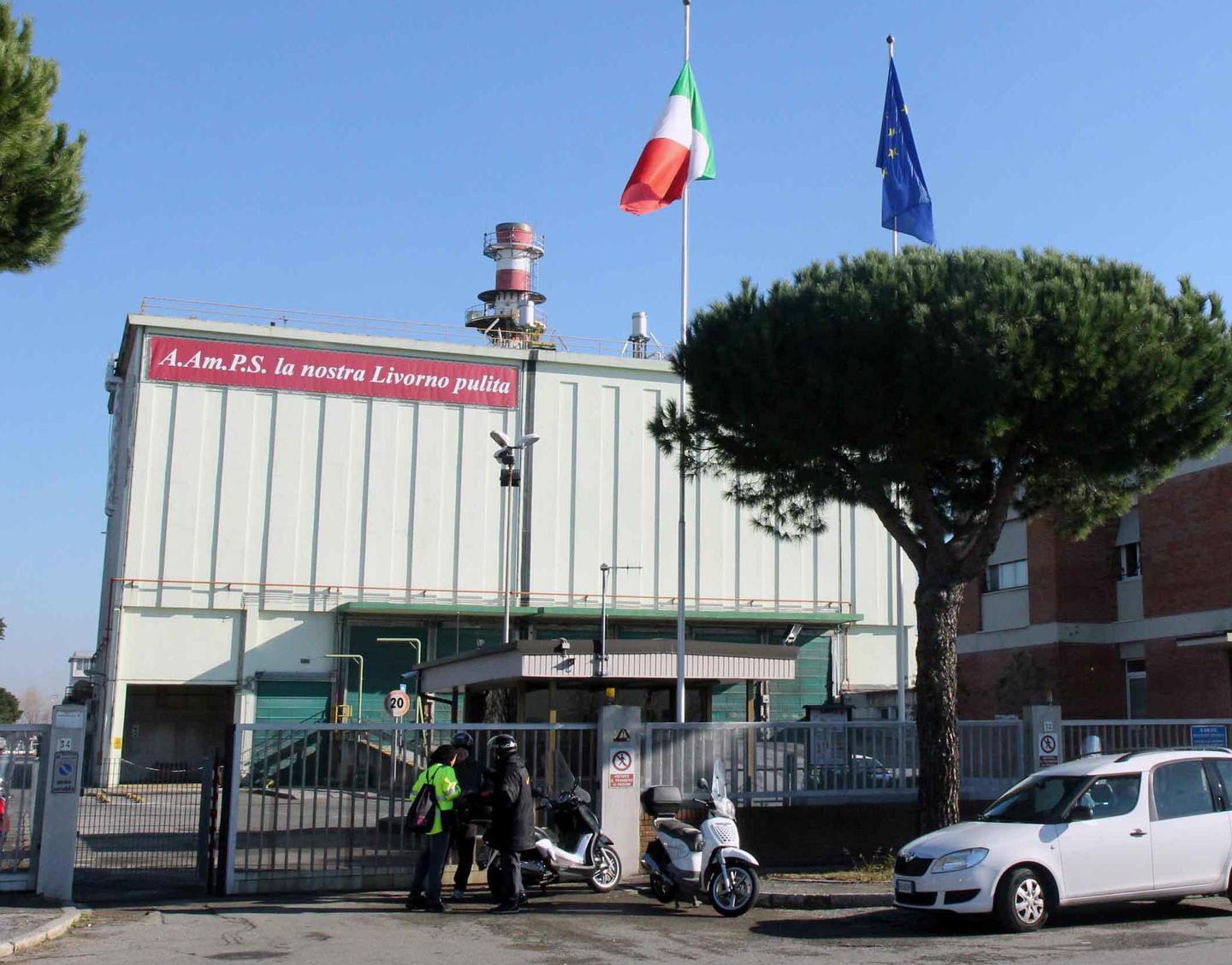 Botte all’operatrice Aamps «Atto vile e vergognoso» 