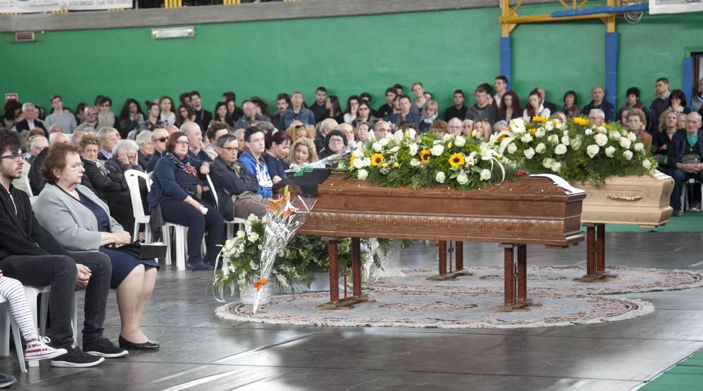 Musica e rose rosse per l’ultimo saluto ai due 20enni morti