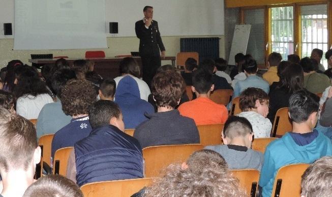 Cento studenti a lezione dai carabinieri