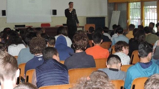 Cento studenti a lezione dai carabinieri