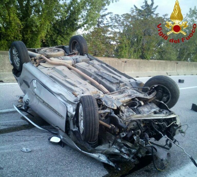 L'auto su cui viaggiavano i cinque amici ribaltata sulla Variante Aurelia
