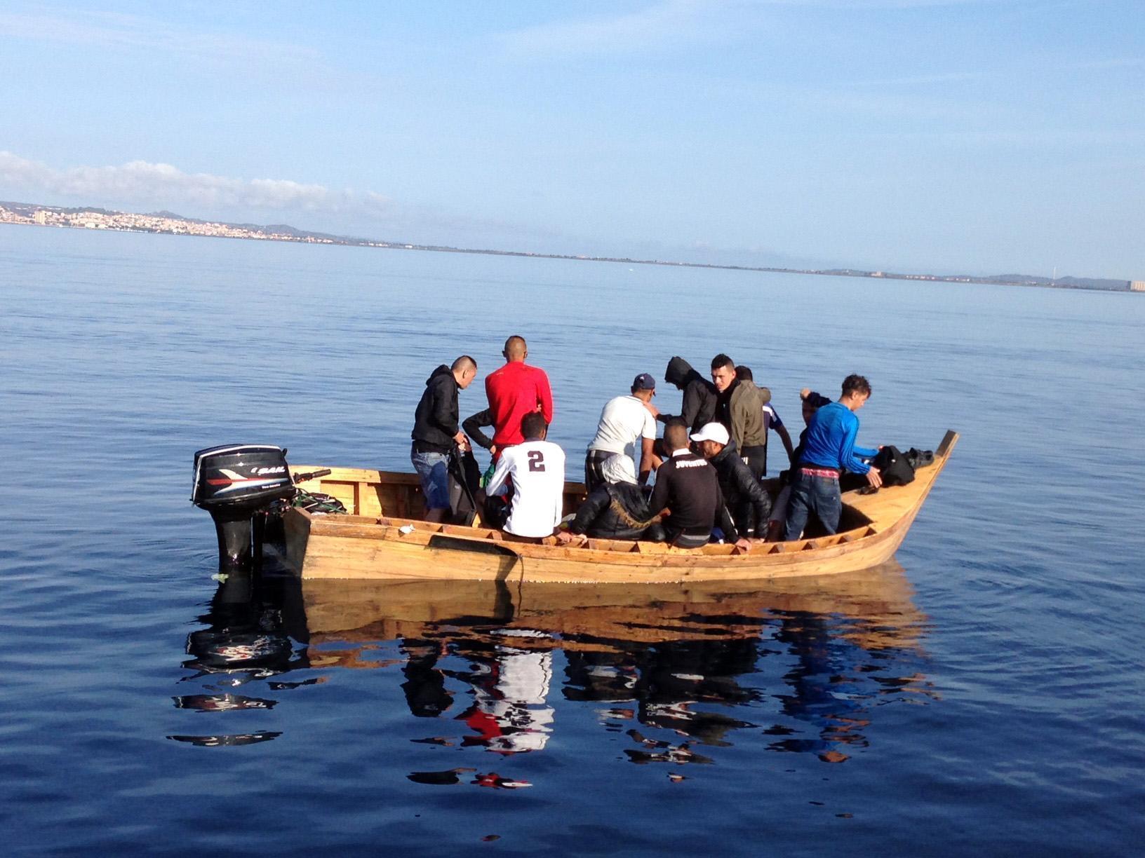 Migranti, tredici algerini sbarcano sulla spiaggia di Porto Pino