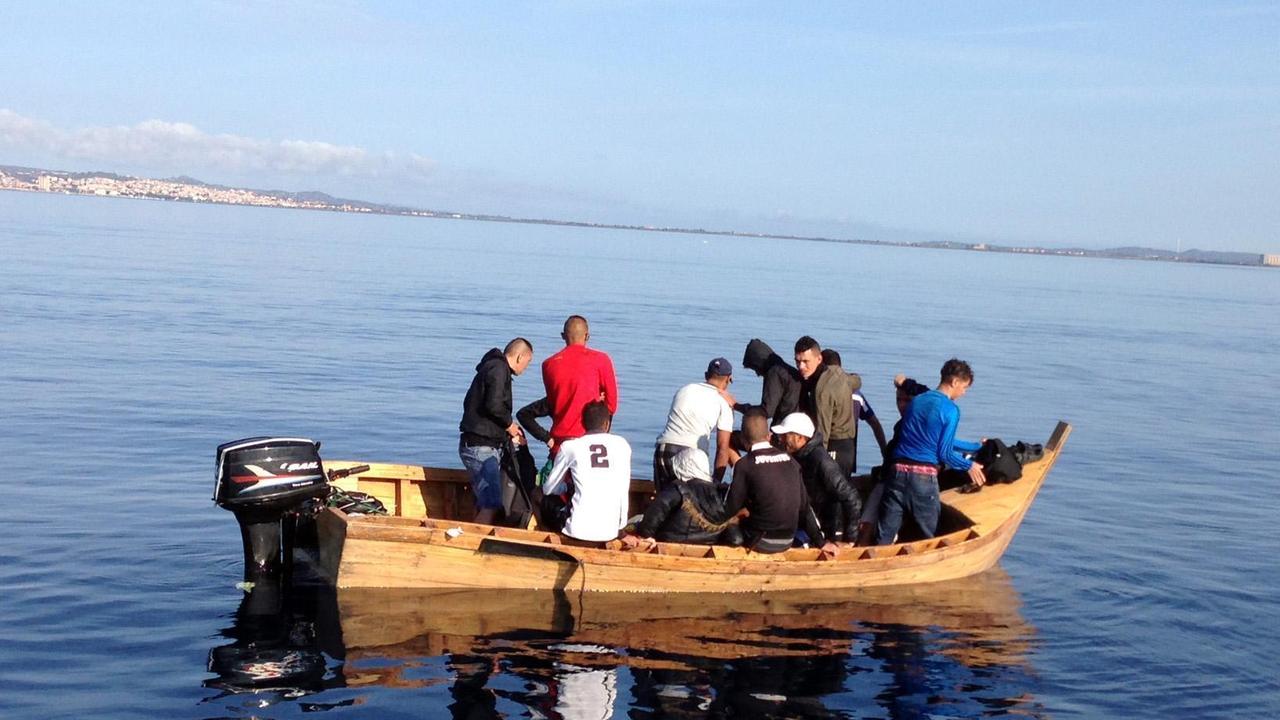Migranti, tredici algerini sbarcano sulla spiaggia di Porto Pino