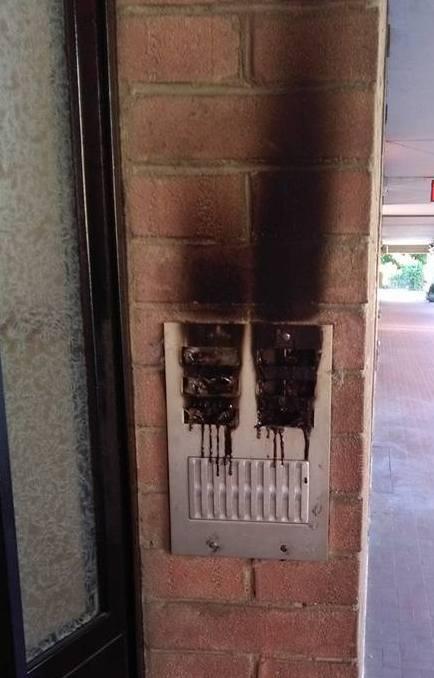 Raid dei vandali: bruciati i citofoni 