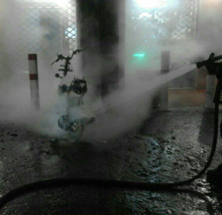 Scooter in fiamme, panico nel palazzo 