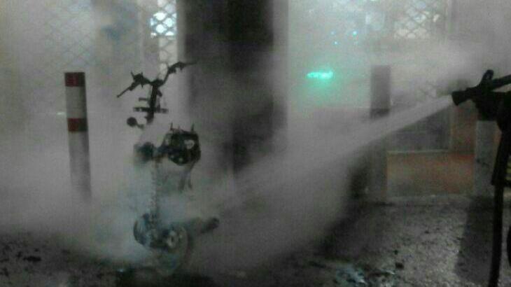 Scooter in fiamme, panico nel palazzo