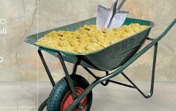 Cena dei lavoratori sul palco del teatro 