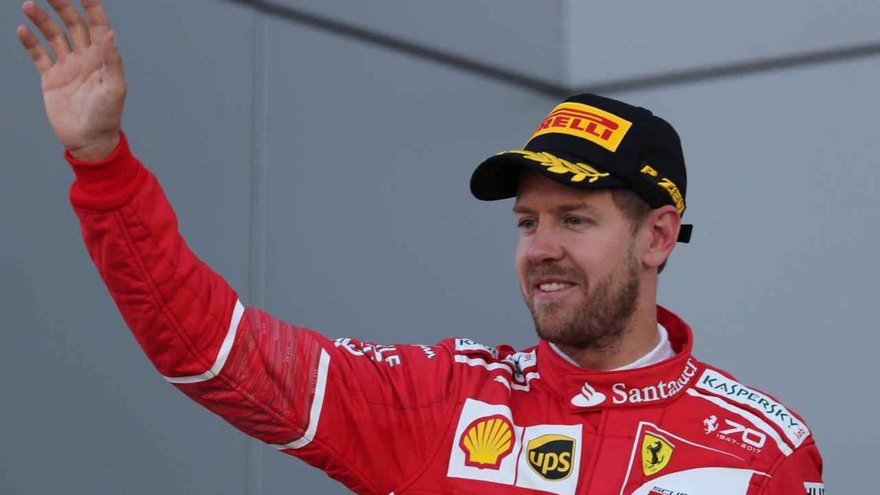 Vettel applaude Bottas e dito medio a Massa