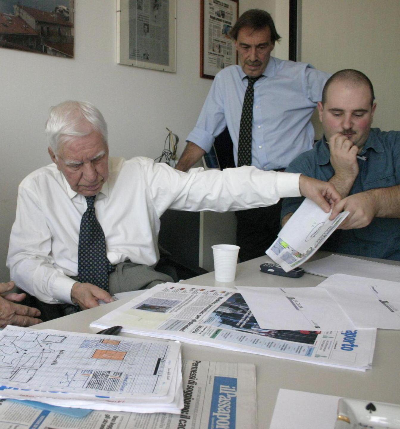 Mario Lenzi durante una riunione
