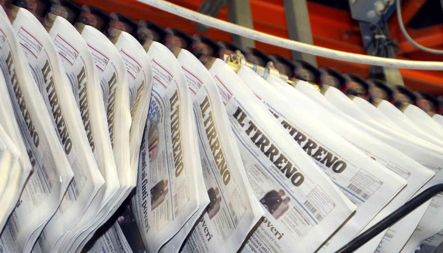 Alcune prime pagine del Tirreno in uscita dalla rotativa del Centro Stampa in zona Picchianti a Livorno
