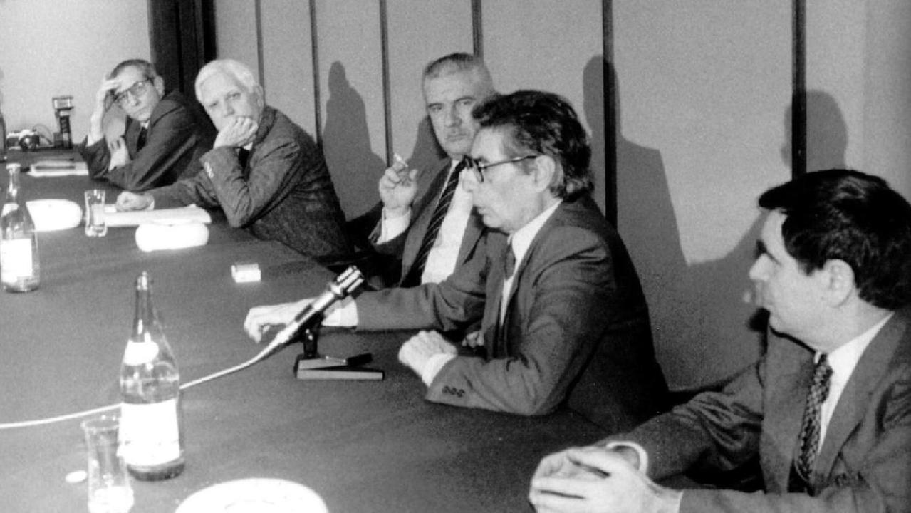 Un incontro nel salone del Tirreno nel corso degli anni '80