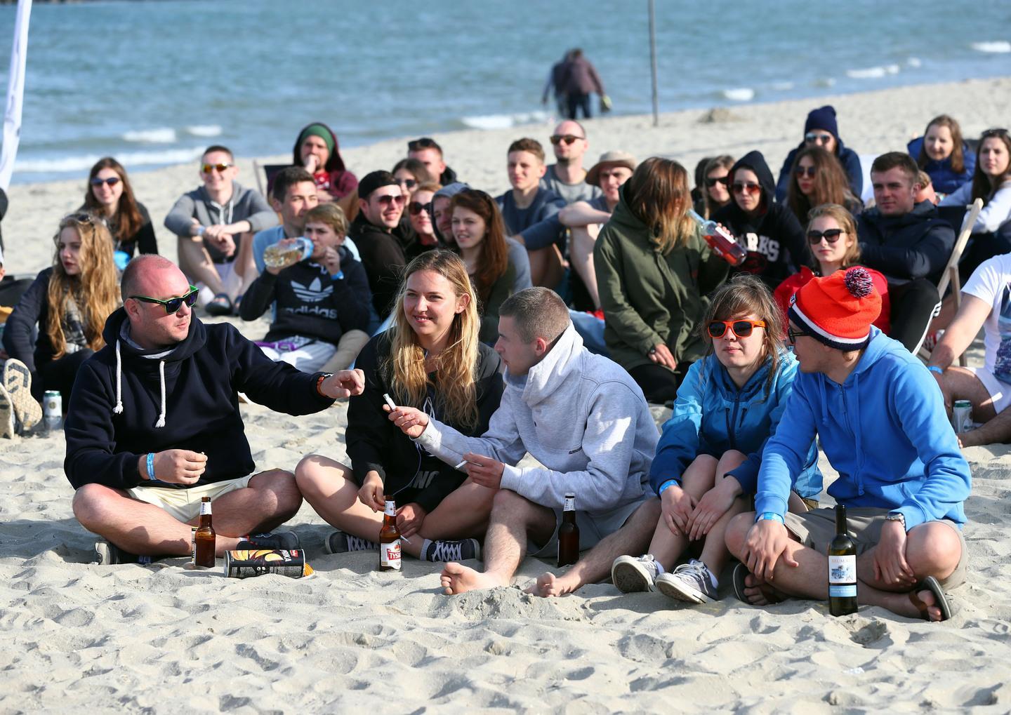 Party in spiaggia per i ragazzi arrivati in autostop   