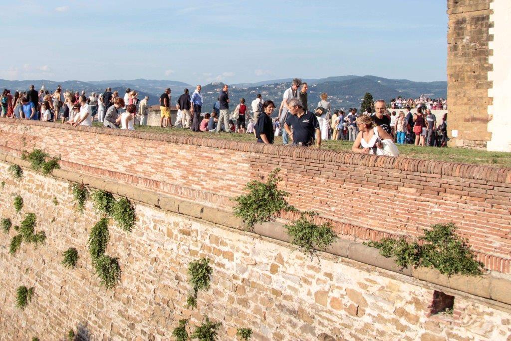 Folla sulle mura del Forte Belvedere a Firenze 