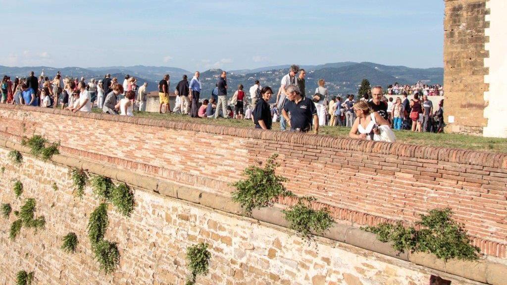 Folla sulle mura del Forte Belvedere a Firenze