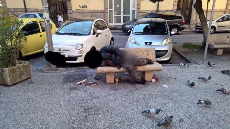 Si denuda davanti alla chiesa a Viareggio