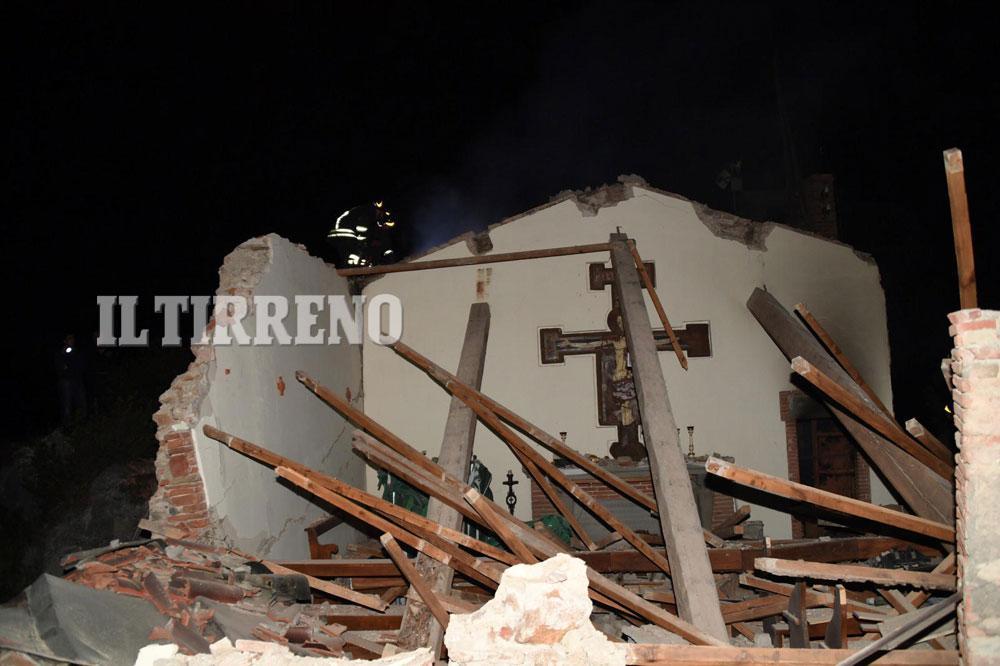 I danni causati dall'esplosione alla Chiesa del Castellare (foto Franco Silvi)