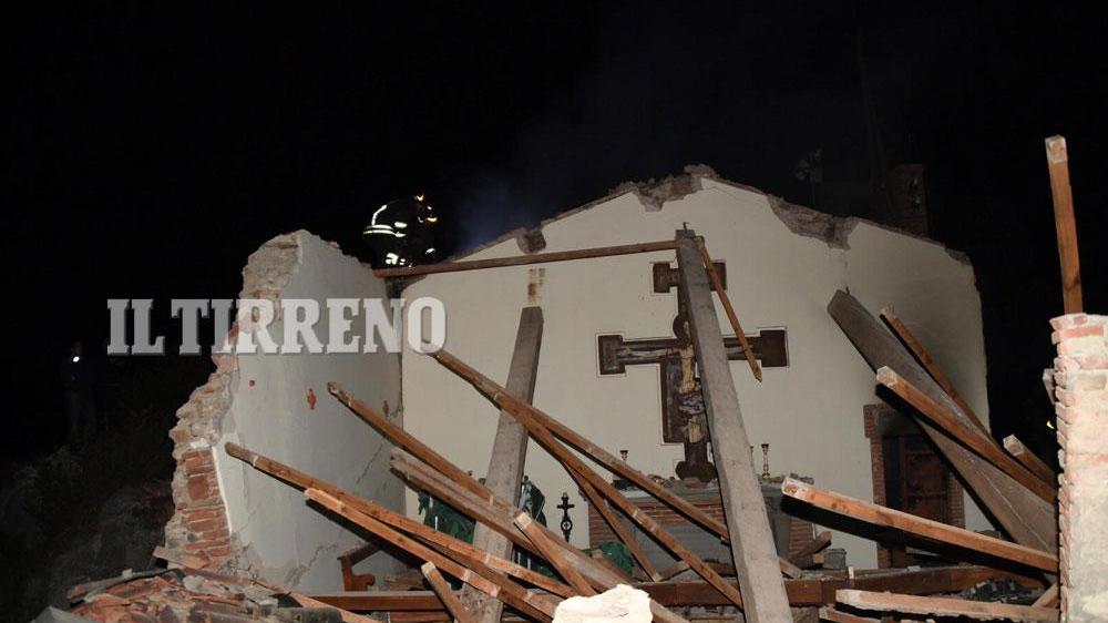 I danni causati dall'esplosione alla Chiesa del Castellare (foto Franco Silvi)