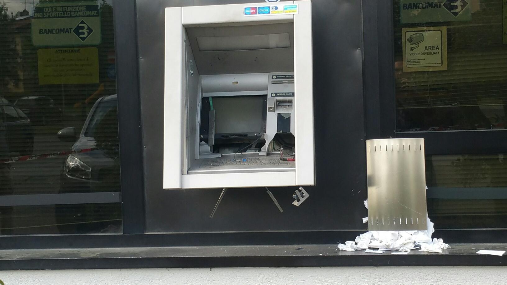 Il bancomat fatto esplodere (foto Agenzia Sestini)