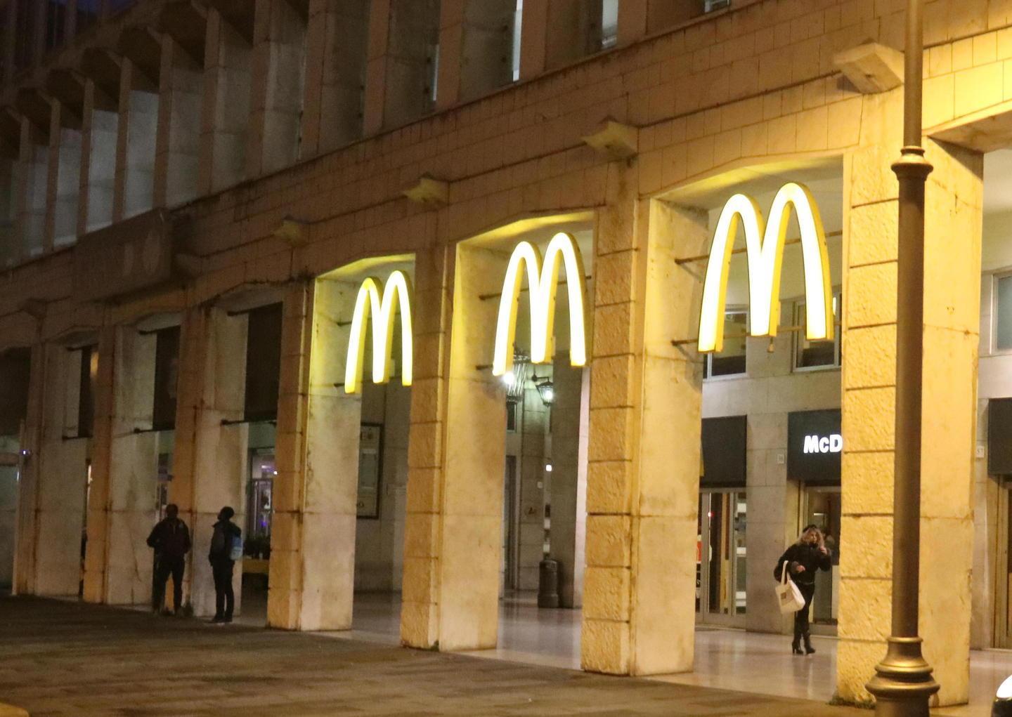 Rissa sotto i portici di piazza Grande, McDonald’s assediato