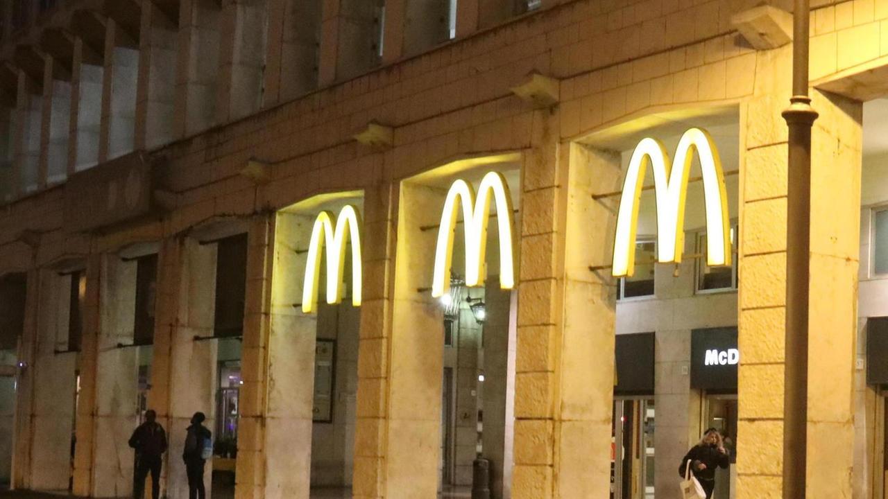 Rissa sotto i portici di piazza Grande, McDonald’s assediato