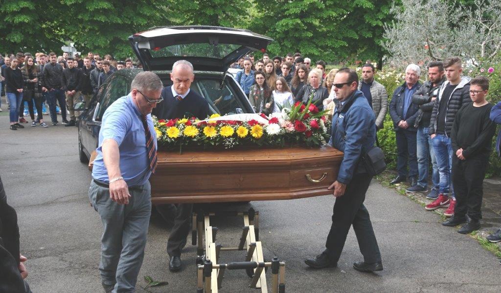 La salma di Stefan Vasay viene portata in chiesa (Foto Gori)