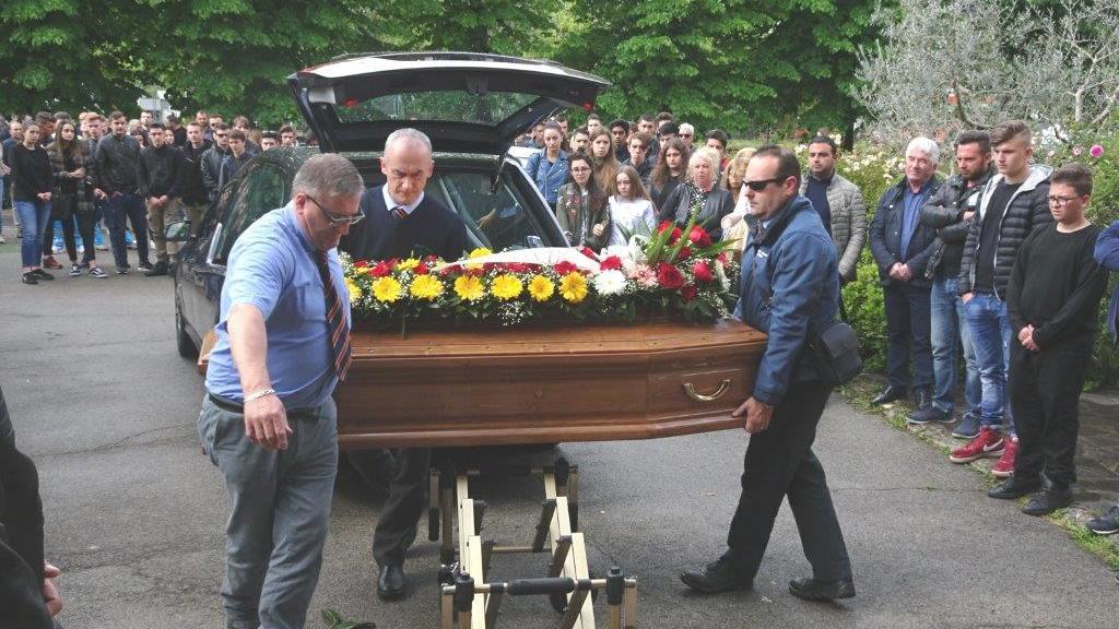 La salma di Stefan Vasay viene portata in chiesa (Foto Gori)