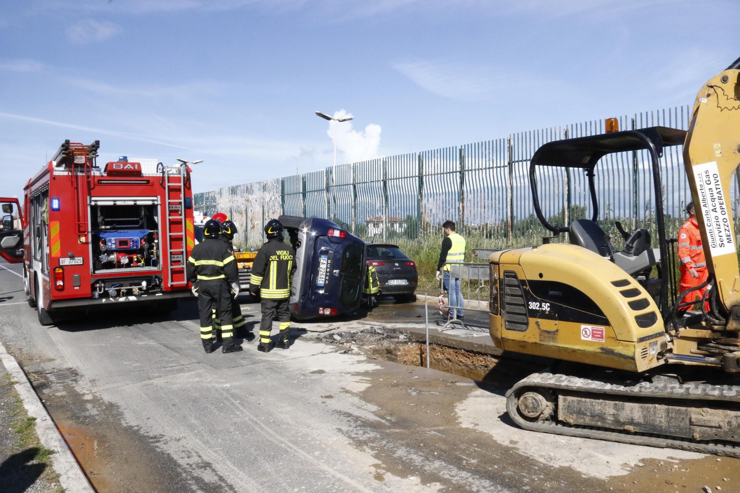 Con l'auto si ribalta su un fianco alla Scopaia