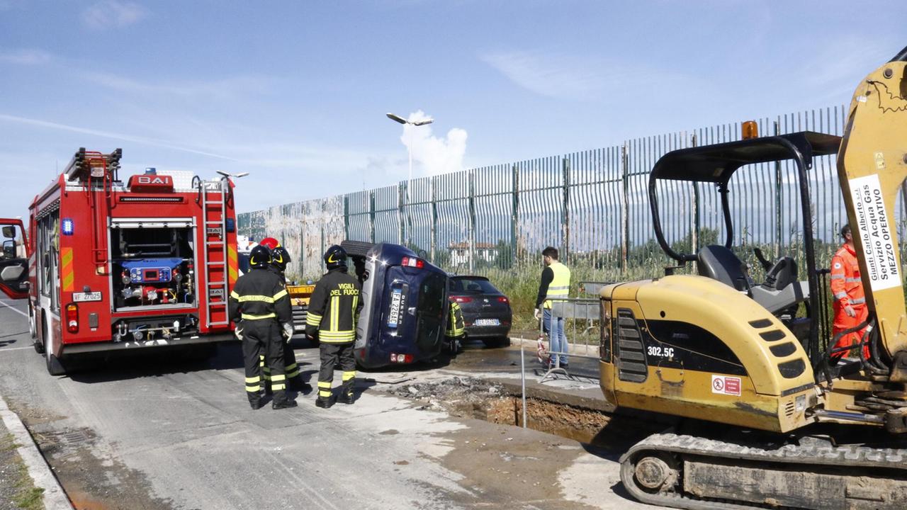 Con l'auto si ribalta su un fianco alla Scopaia