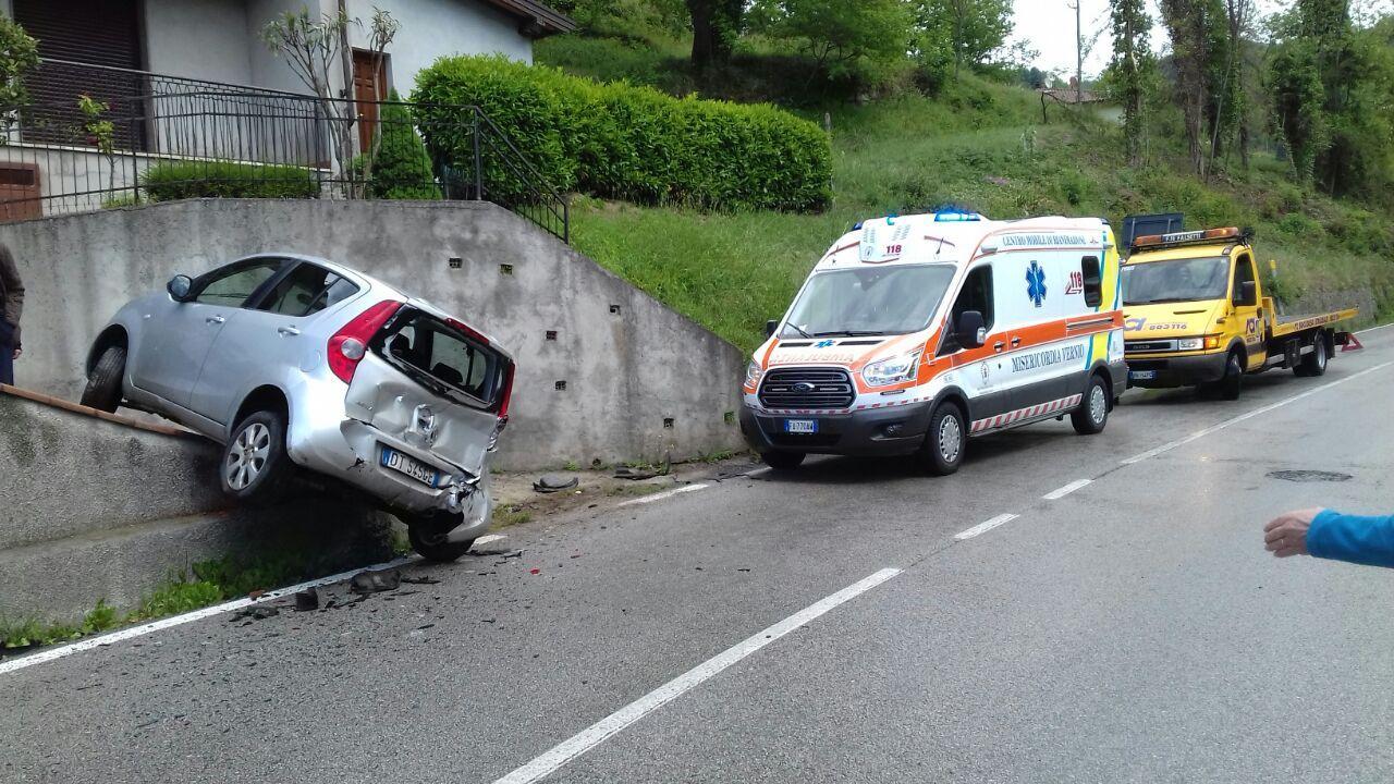 L'Opel Agila colpita dal furgone e sbalzata a margine della strada