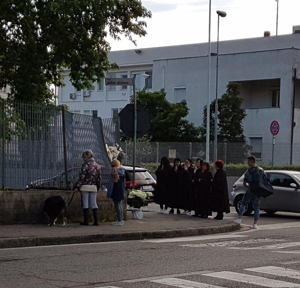 Le donne cinesi pregano sul luogo dell'incidente (foto Marina Barbati)
