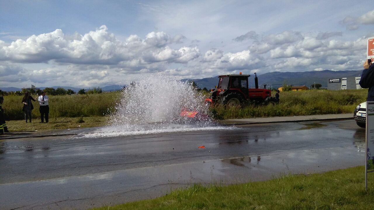 L'idrante divelto lungo la Tangenziale all'altezza del Parco Prato