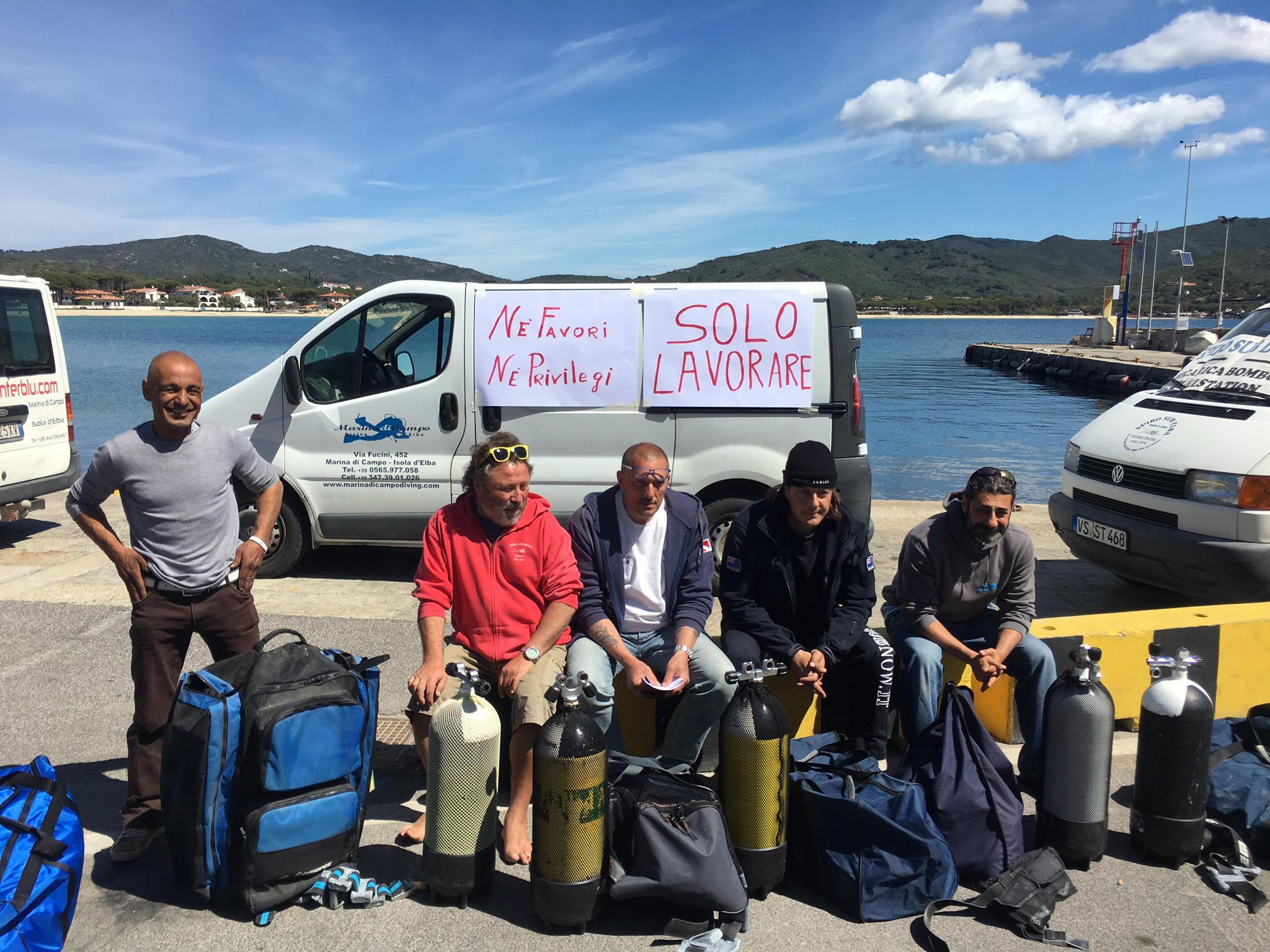 La protesta dei diving a Marina di Campo