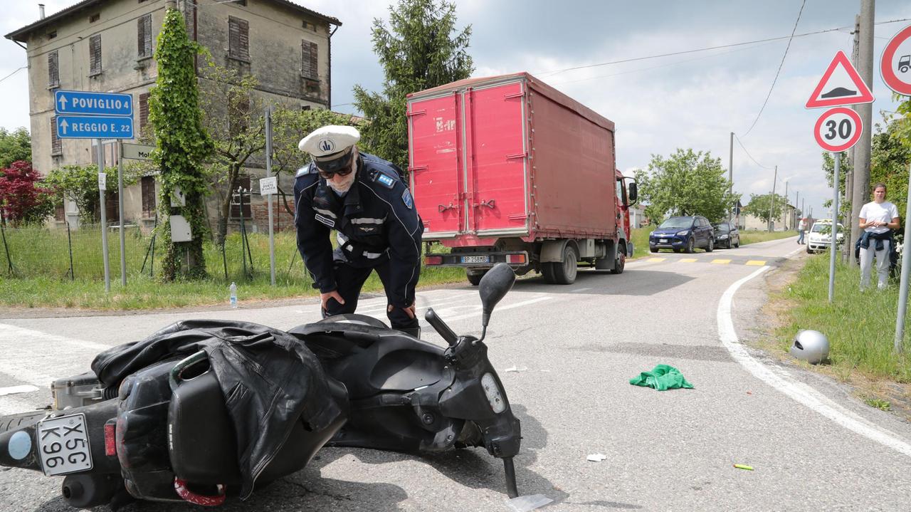 Poviglio, scooter contro camion all'incrocio: grave un uomo di 41 anni