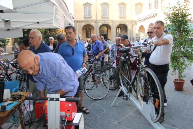 La punzonatura delle biciclette in piazza del Comune a Prato