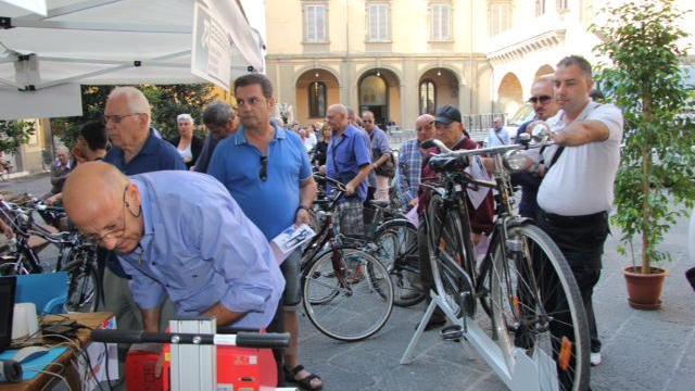 La punzonatura delle biciclette in piazza del Comune a Prato