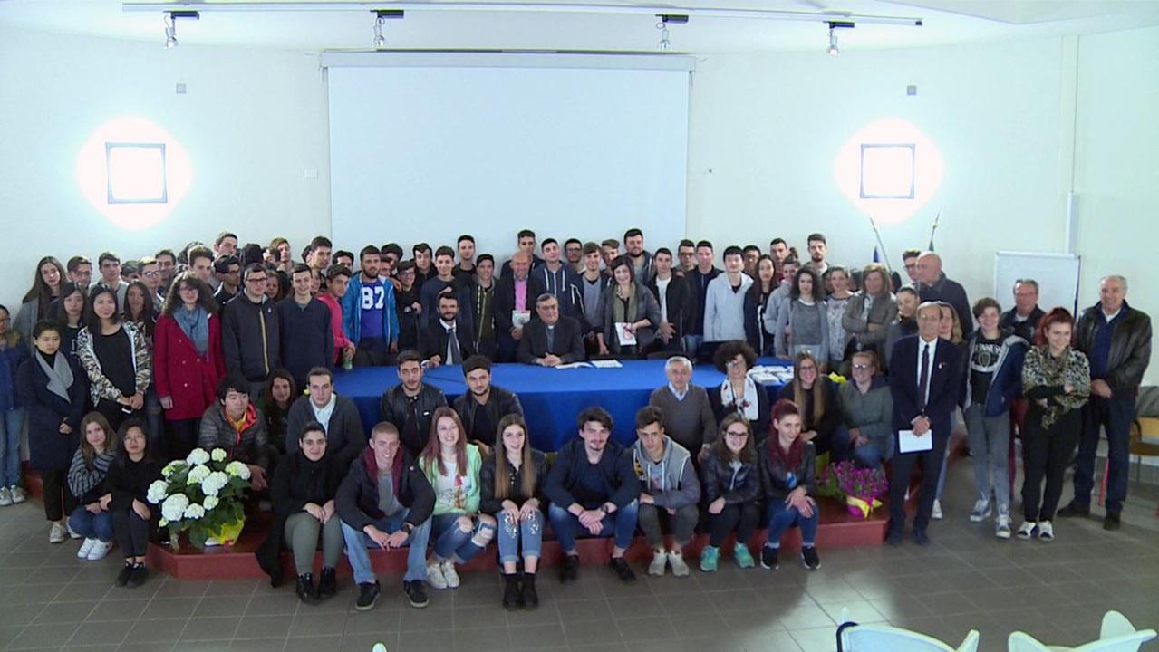 Il sindaco Matteo Biffoni e il vescovo Franco Agostinelli insieme agli studenti del Dagomari
