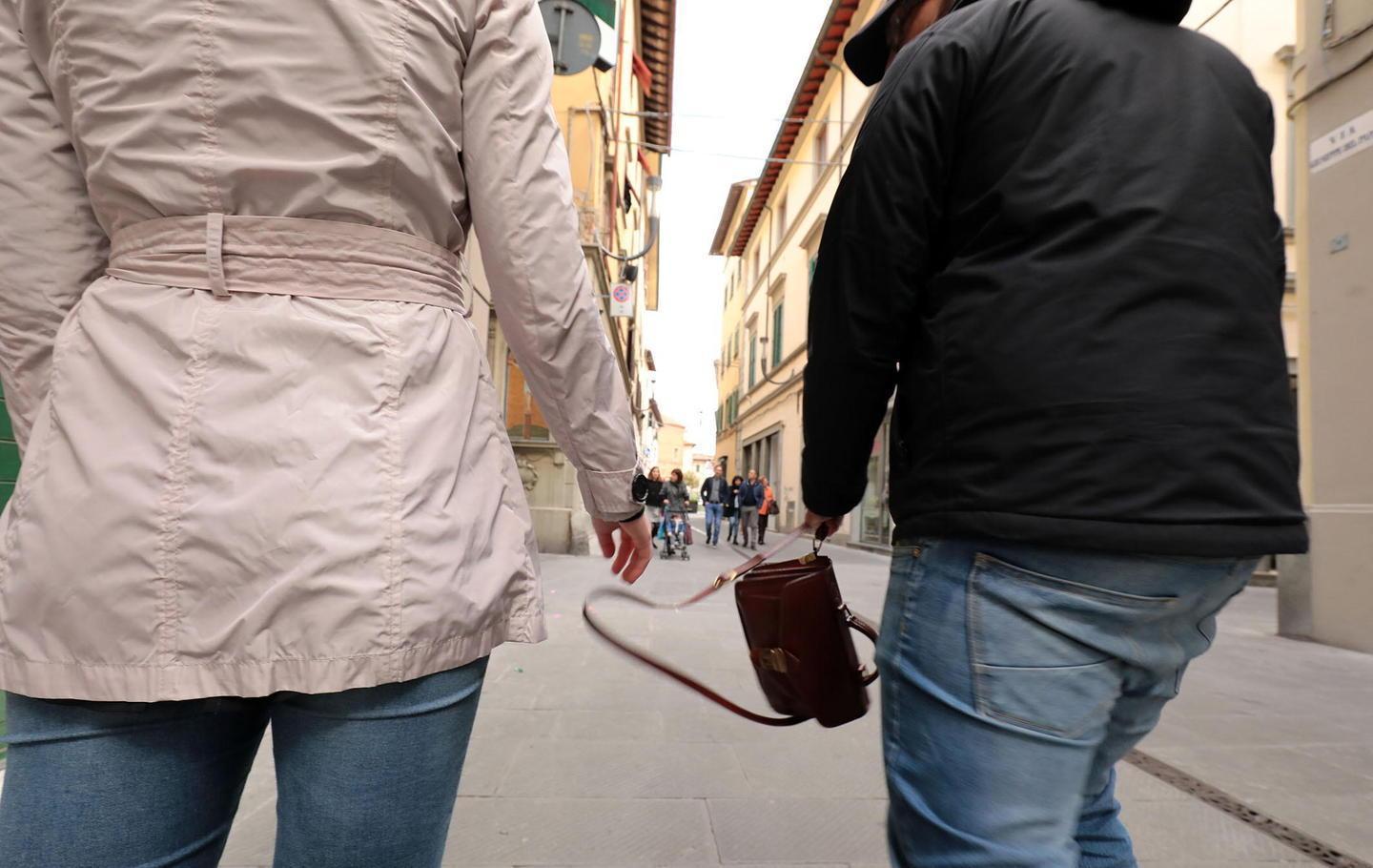 La ragazza è stata rapinata in piazza don Minzoni (foto d’archivio))