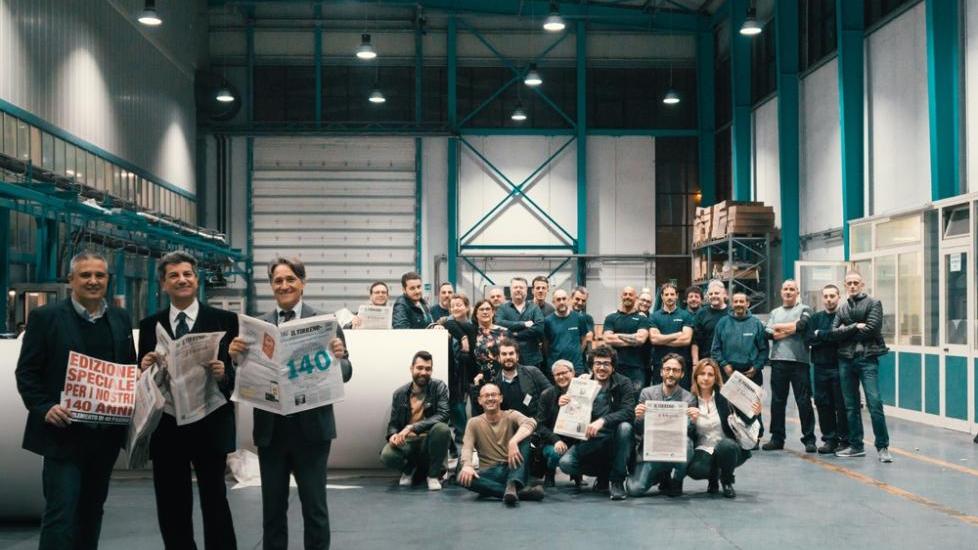 Foto di gruppo con l'edizione appena stampata del Tirreno dei 140 anni
