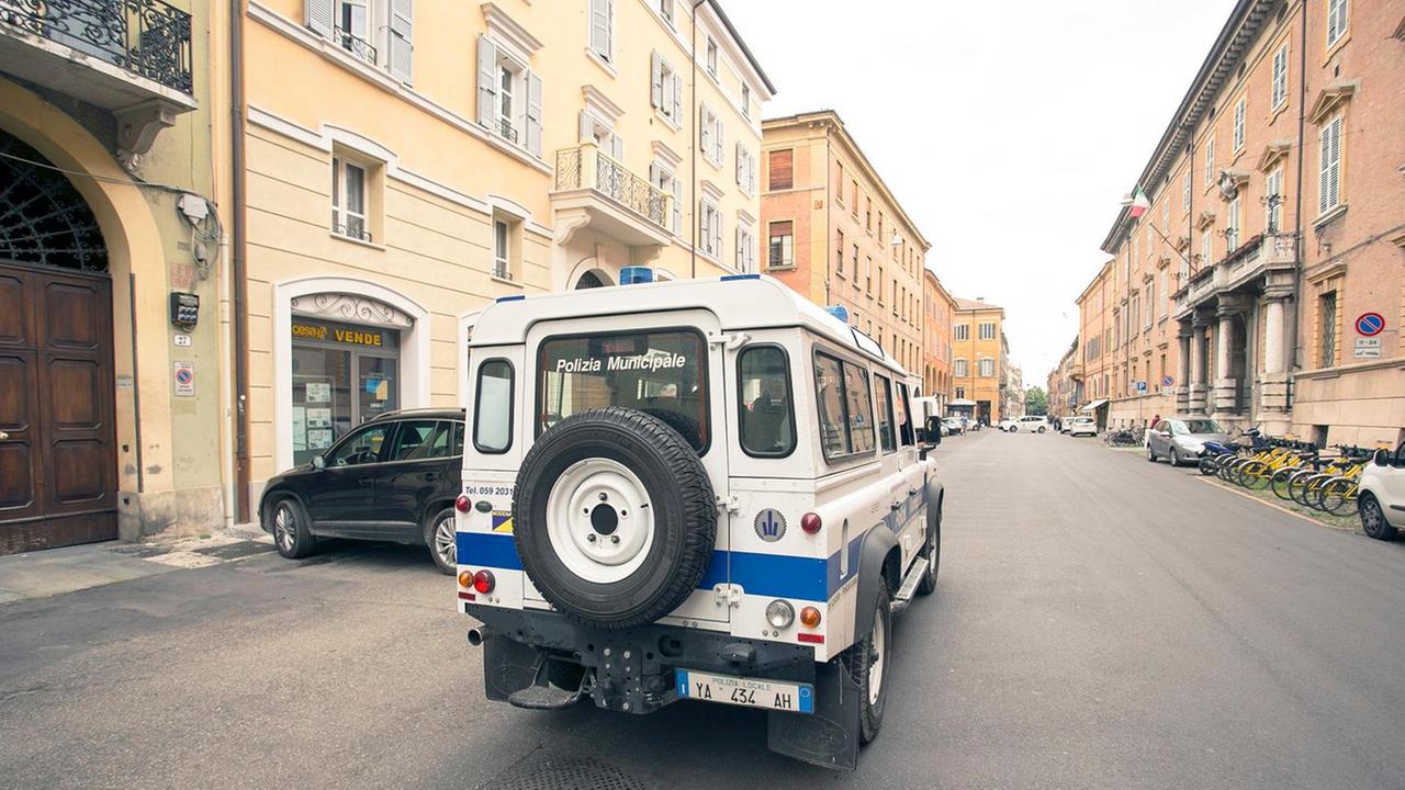 Modena, un passante interviene e sventa truffa a luci rosse