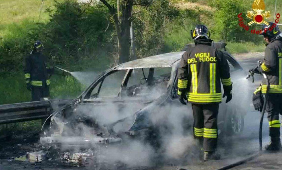 Auto in fiamme vicino a una galleria