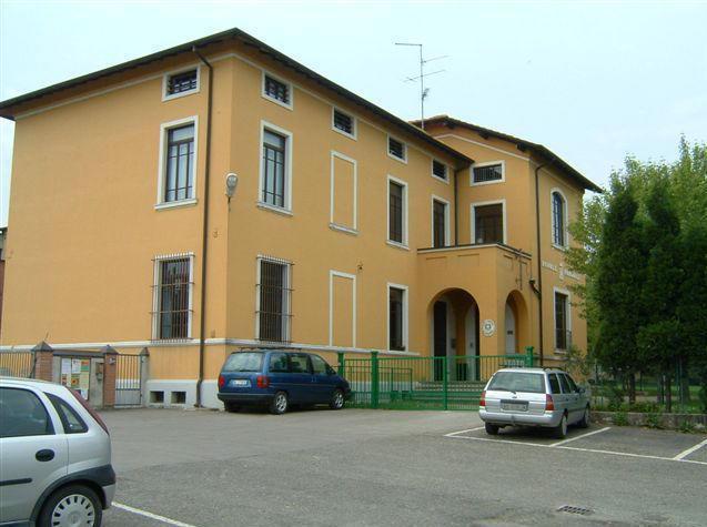 Caos davanti a scuola, presto il parcheggio 