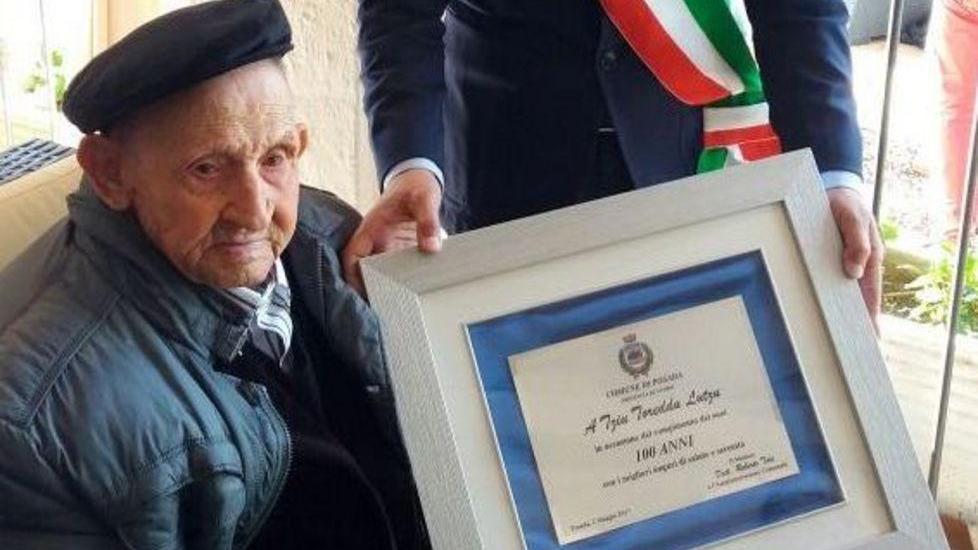 Una targa per il nonnino centenario