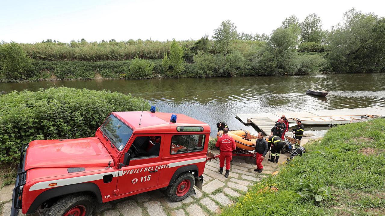 Le ricerche in Arno del giovane scomparso (foto Sestini)