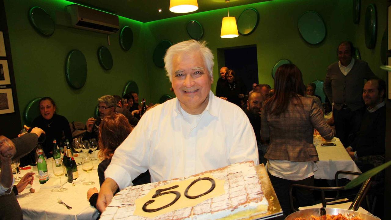 Enzo Cavicchi, il patron del Bar Maddalena in piazza Sant'Agostino, con la torta per i 50 anni di vita del locale