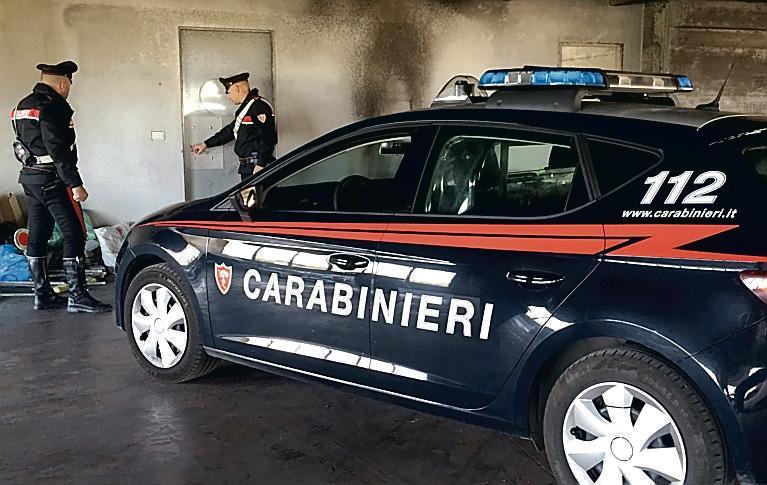 I carabinieri davanti all'ingresso della Logica Informatica