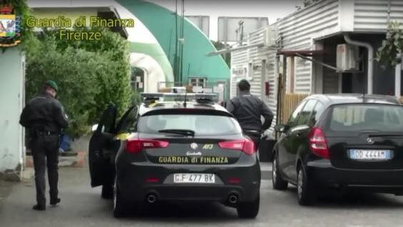 La Guardia di Finanza ha sequestrato alcuni locali pubblici in un'inchiesta della Direnzione antimafia di Firenze