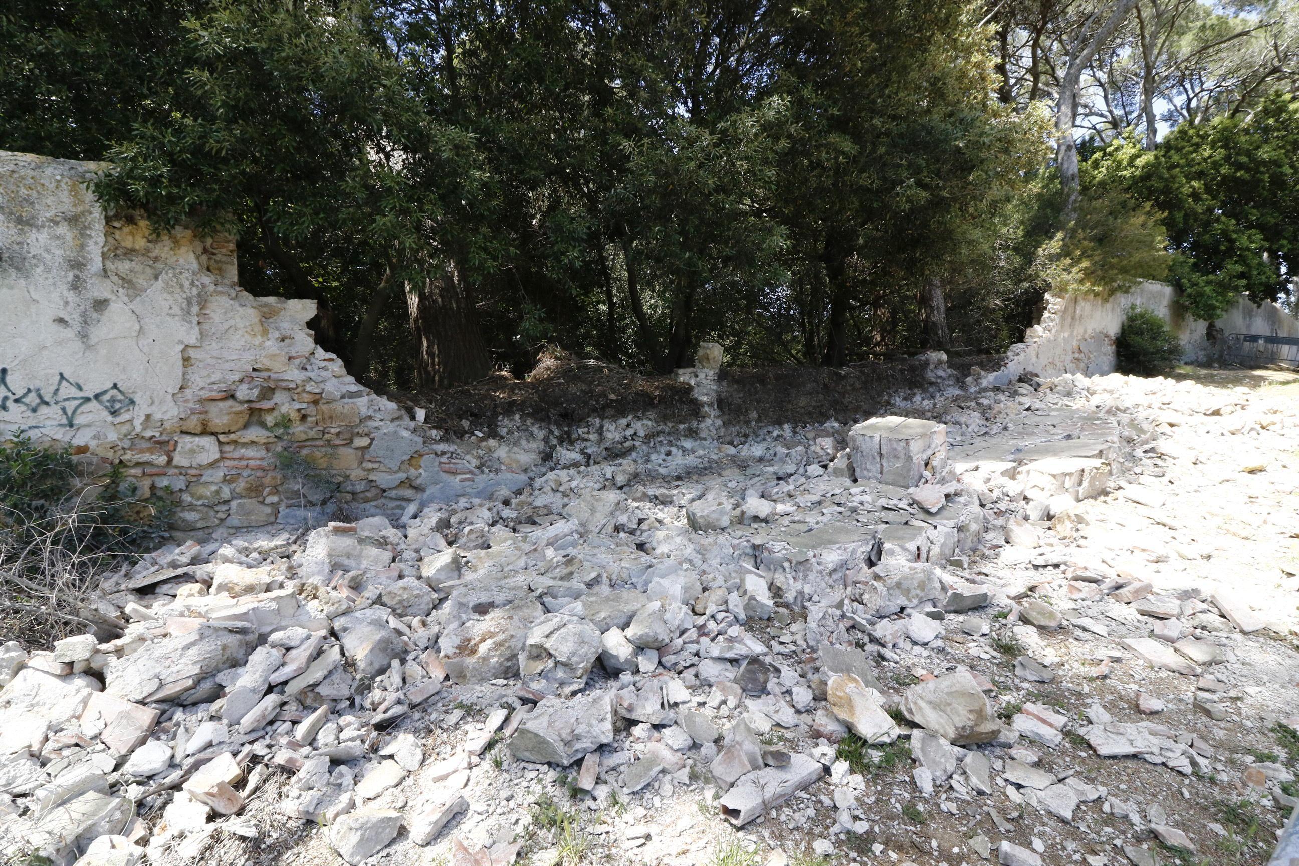 Crolla il muro posteriore di villa Corridi