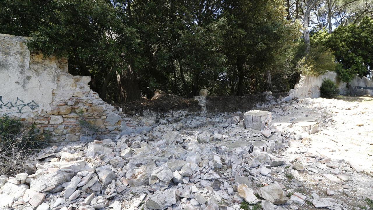 Crolla il muro posteriore di villa Corridi