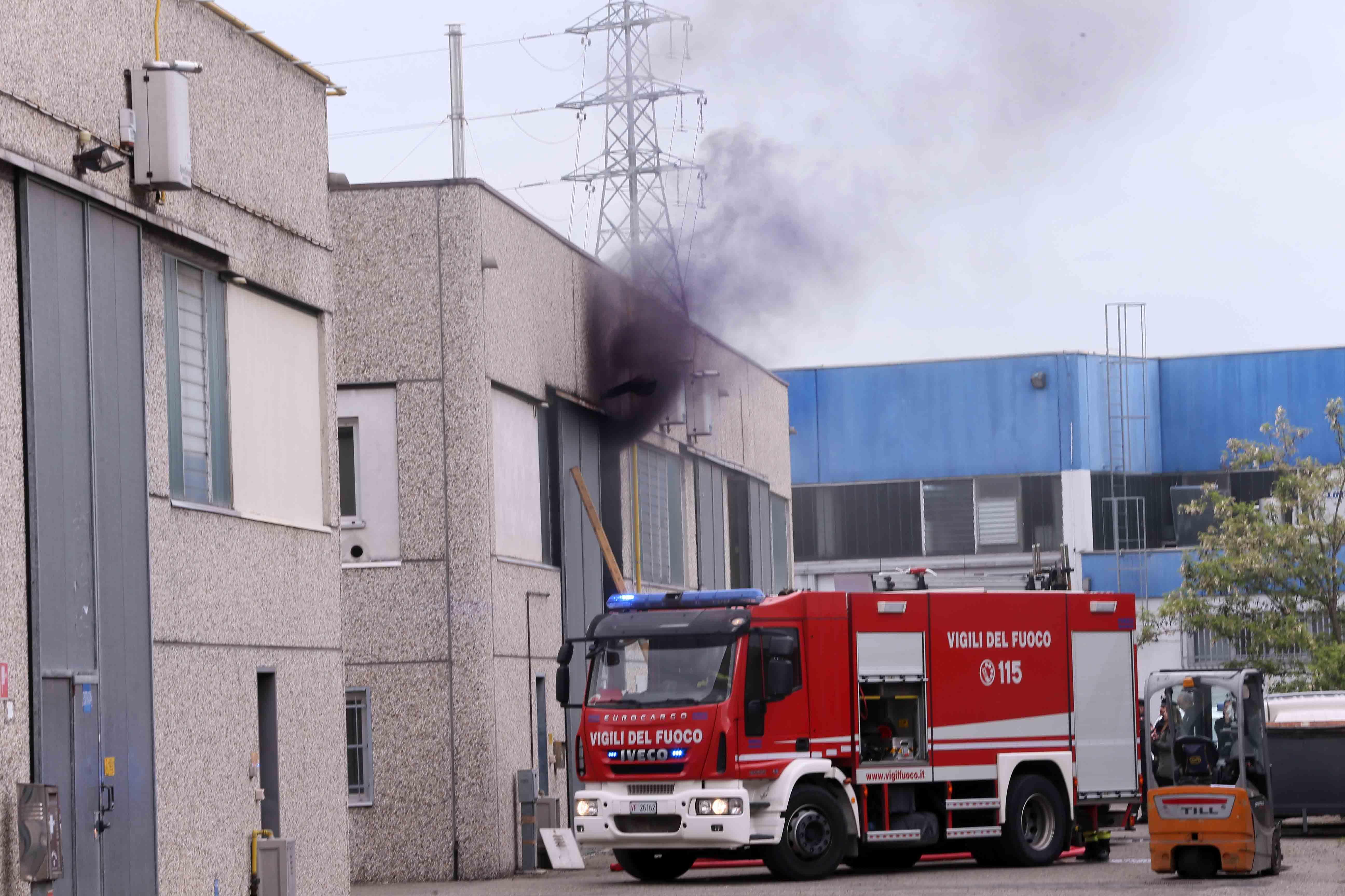 Reggio Emilia, a fuoco un capannone della Termogomma