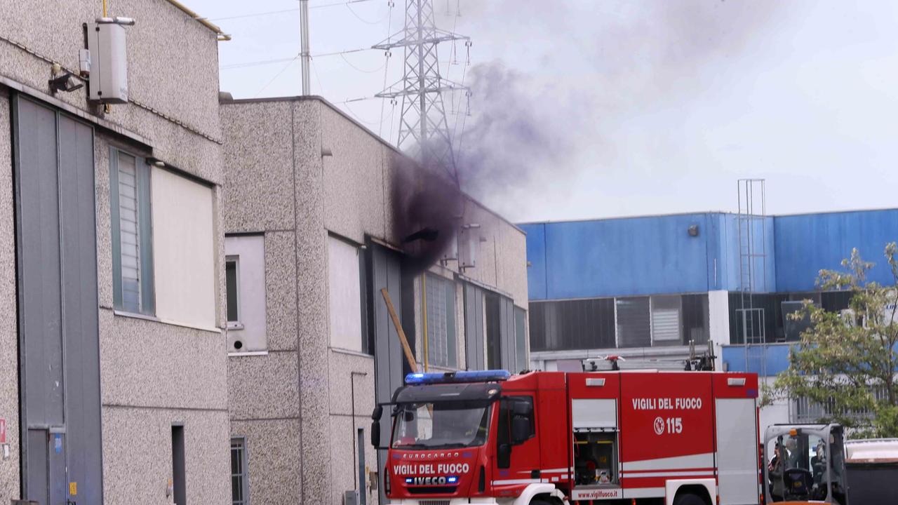 Reggio Emilia, a fuoco un capannone della Termogomma